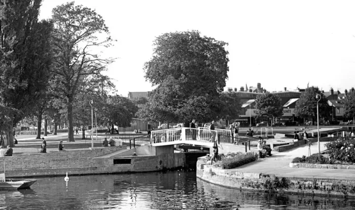 Framed Print : A quiet moment in the sunshine at Bancroft Gardens, Stratford-on-Avon Framed Print : A quiet moment in the sunshine at Bancroft Gardens, Stratford-on-Avon
