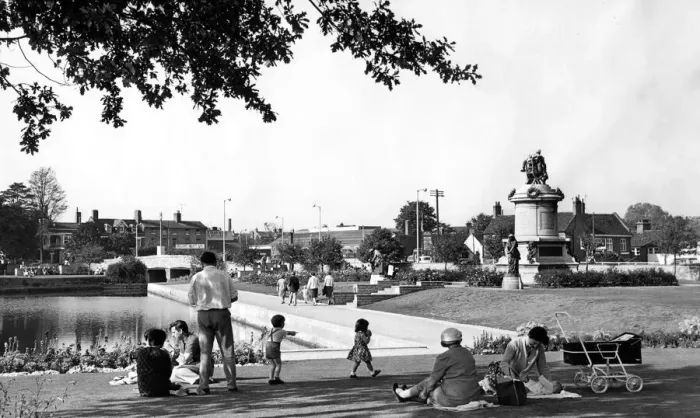 Framed Print : A quiet moment in the sunshine at Bancroft Gardens, Stratford-on-Avon