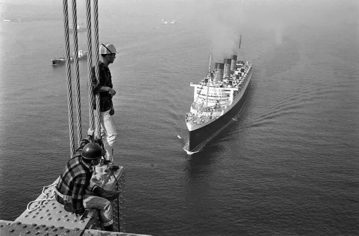 Framed Print : R. M.s Queen Mary - October 1964 passes under New York Bridge - watched by workmen