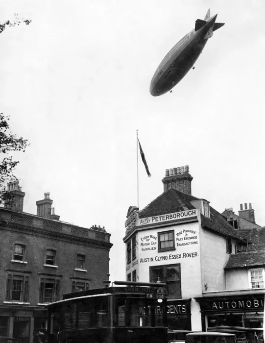 Framed Print : R101 Airship in flight over the town of Bedford October 1929 Framed Print : R101 Airship in flight over the town of Bedford October 1929