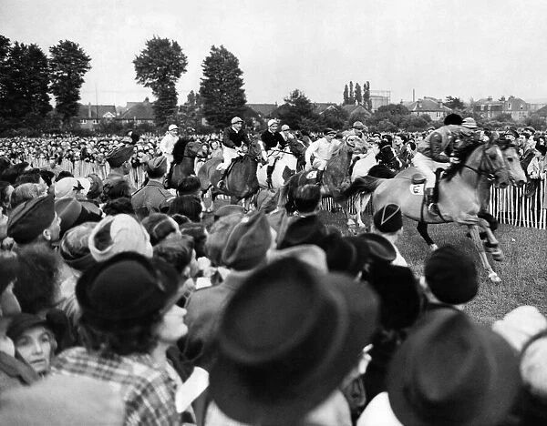 Racegoers gather at Epson to see the start of the Pony Derby. July 1943 P012215