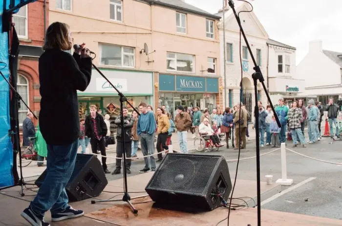 Framed Print : Rachel Horner of Velma entertaining the crown at the Redcar Free Festival to raise funds