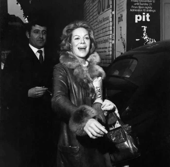 Framed Print : Rachel Roberts, estranged wife of actor Rex Harrison pictured going into the Royal Court Framed Print : Rachel Roberts, estranged wife of actor Rex Harrison pictured going into the Royal Court