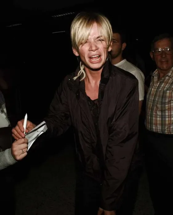 Framed Print : Radio and TV Presenter Zoe Ball - July 1999 Arriving in Dublin for the wedding of Framed Print : Radio and TV Presenter Zoe Ball - July 1999 Arriving in Dublin for the wedding of