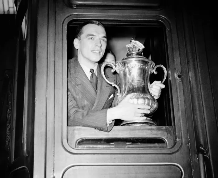 Framed Print : Raich Carter, captain of Sunderland football team, holding the FA Cup Framed Print : Raich Carter, captain of Sunderland football team, holding the FA Cup