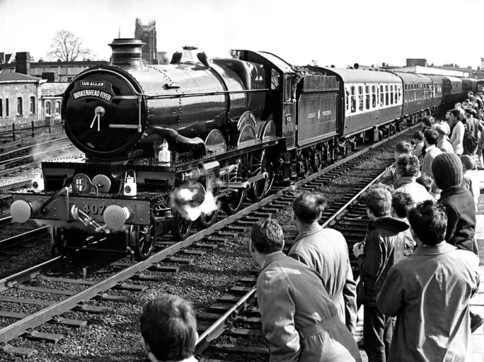 Framed Print : Railway enthusiasts crowd the platform at Leamington station to witness the passsing of Framed Print : Railway enthusiasts crowd the platform at Leamington station to witness the passsing of