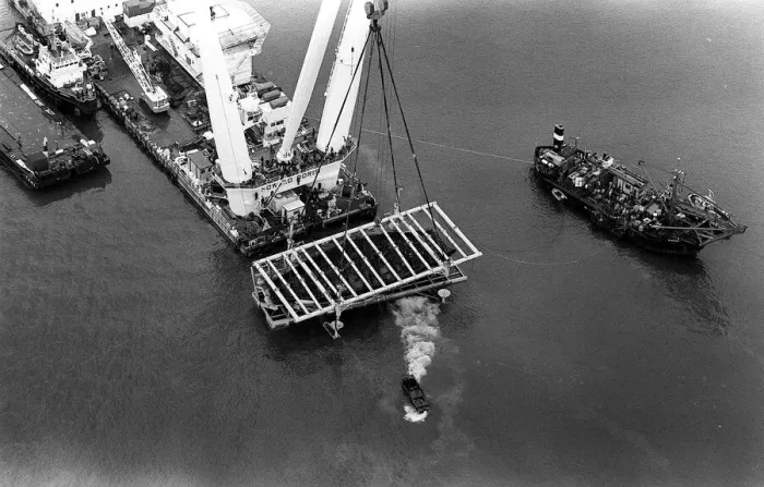 Framed Print : Raising of Mary Rose ship from the sea bed in Portsmouth October 1982