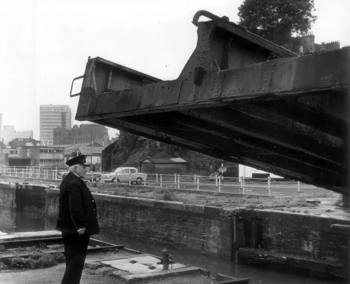Framed Print : Raising the railway bridge which used to link Temple Meads with the City docks via Framed Print : Raising the railway bridge which used to link Temple Meads with the City docks via