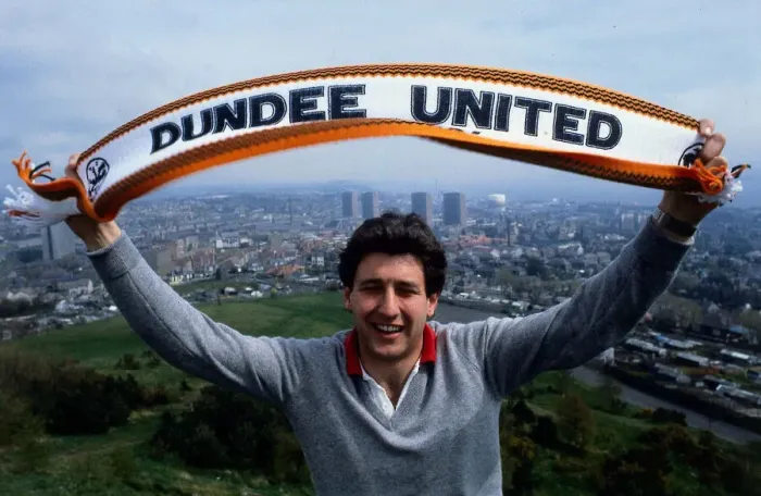 Framed Print : Ralph Milne waving Dundee United scarf January 1987 Framed Print : Ralph Milne waving Dundee United scarf January 1987