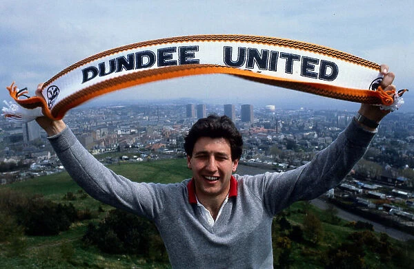 Ralph Milne waving Dundee United scarf January 1987