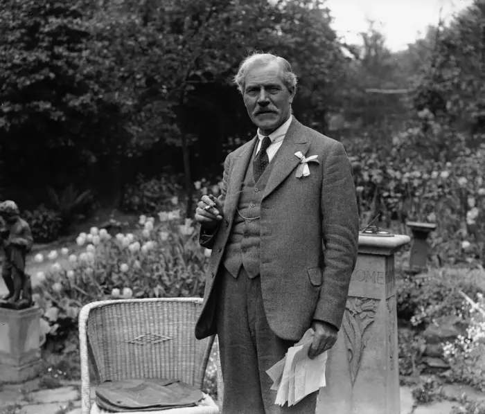 Framed Print : Ramsay MacDonald seen here in the garden of his home at 103 Frognal Lodge, Hampstead Framed Print : Ramsay MacDonald seen here in the garden of his home at 103 Frognal Lodge, Hampstead