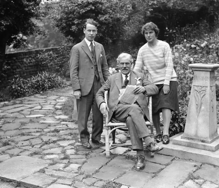 Framed Print : Ramsay MacDonald seen here in the garden of his home at 103 Frognal Lodge, Hampstead Framed Print : Ramsay MacDonald seen here in the garden of his home at 103 Frognal Lodge, Hampstead