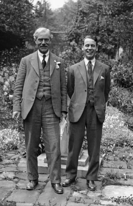Framed Print : Ramsay MacDonald seen here in the garden of his home at 103 Frognal Lodge, Hampstead Framed Print : Ramsay MacDonald seen here in the garden of his home at 103 Frognal Lodge, Hampstead