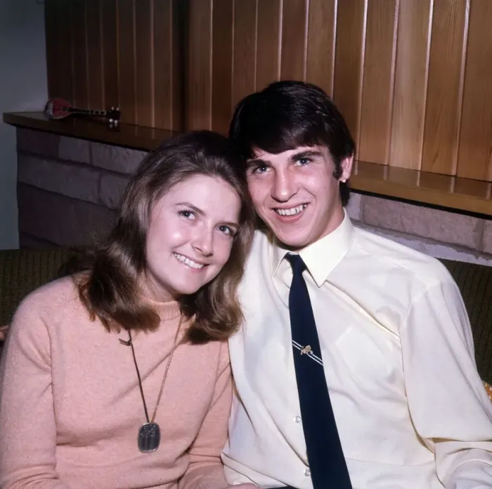 Framed Print : Rangers and Scotland footballer Tom Forsyth at home with his wife Linda, circa 1978