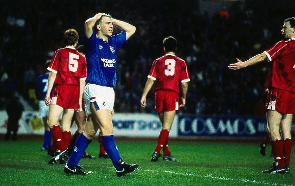 Rangers versus Aberdeen: Graham Roberts with his head in his hands November 1987