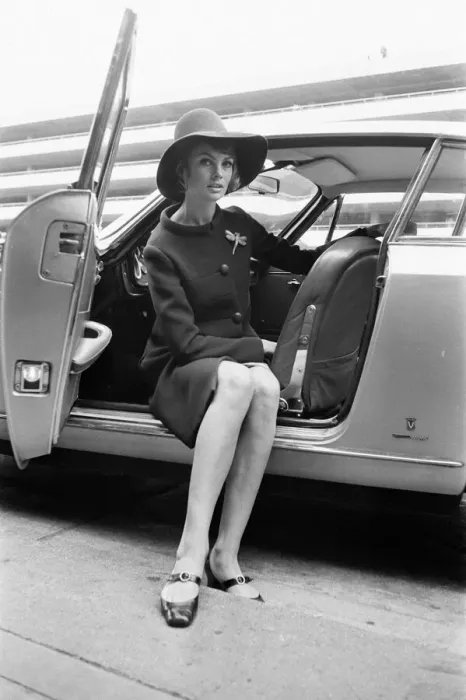 Framed Print : Raquel Welch, pictured at London Heathrow Airport, 3rd June 1967 Framed Print : Raquel Welch, pictured at London Heathrow Airport, 3rd June 1967