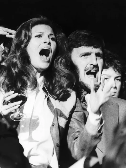 Framed Print : Raquel Welch & presenter Jimmy Hill watch Chelsea 1972 at Stamford Bridge against