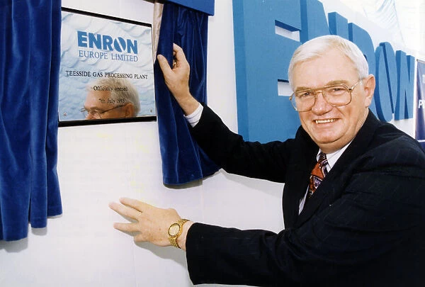 Ray Kaskel, Chief Operating Officer, unveils the plaque to mark the opening of Enron