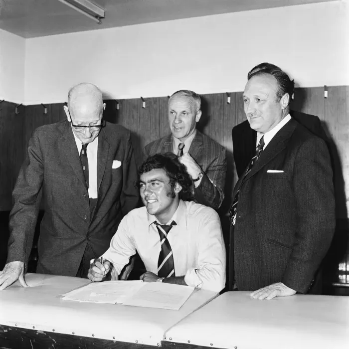 Framed Print : Ray Kennedy signs for Liverpool on the day that Bill Shankly announced his resignation as