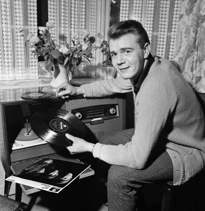 Framed Print : Raymond Jones, 23, of Dovecote, Liverpool, the young man who on 28th October 1961 went Framed Print : Raymond Jones, 23, of Dovecote, Liverpool, the young man who on 28th October 1961 went