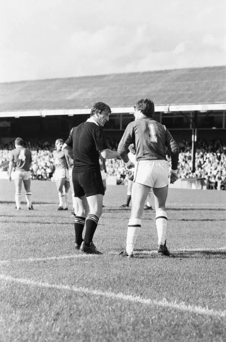 Framed Print : Reading 1-0 Bolton, league division three match at Elm Park, Saturday 5th October 1985 Framed Print : Reading 1-0 Bolton, league division three match at Elm Park, Saturday 5th October 1985