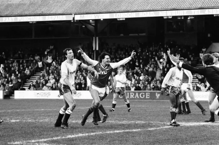 Framed Print : Reading 1-3 Arsenal, FA Cup third round match at Elm Park, Saturday 10th January 1987 Framed Print : Reading 1-3 Arsenal, FA Cup third round match at Elm Park, Saturday 10th January 1987