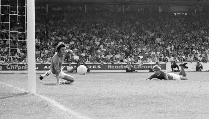 Framed Print : Reading 2-3 Manchester United, Watney Cup match at Elm Park, Saturday 1st August 1970 Framed Print : Reading 2-3 Manchester United, Watney Cup match at Elm Park, Saturday 1st August 1970