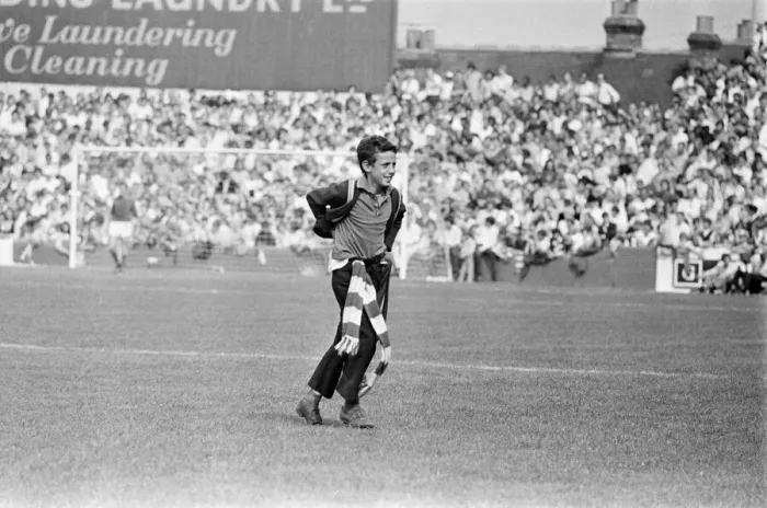 Framed Print : Reading 2-3 Manchester United, Watney Cup match at Elm Park, Saturday 1st August 1970 Framed Print : Reading 2-3 Manchester United, Watney Cup match at Elm Park, Saturday 1st August 1970