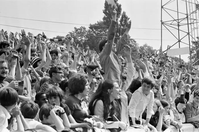 Framed Print : Reading 2-3 Manchester United, Watney Cup match at Elm Park, Saturday 1st August 1970 Framed Print : Reading 2-3 Manchester United, Watney Cup match at Elm Park, Saturday 1st August 1970