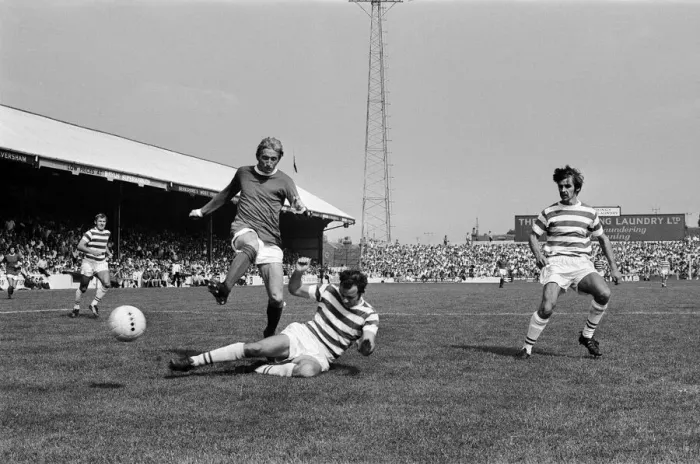 Framed Print : Reading 2-3 Manchester United, Watney Cup match at Elm Park, Saturday 1st August 1970 Framed Print : Reading 2-3 Manchester United, Watney Cup match at Elm Park, Saturday 1st August 1970
