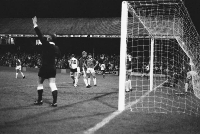 Framed Print : Reading 4-2 Chesterfield, Division Three match at Elm Park, Wednesday 2nd October 1985 Framed Print : Reading 4-2 Chesterfield, Division Three match at Elm Park, Wednesday 2nd October 1985