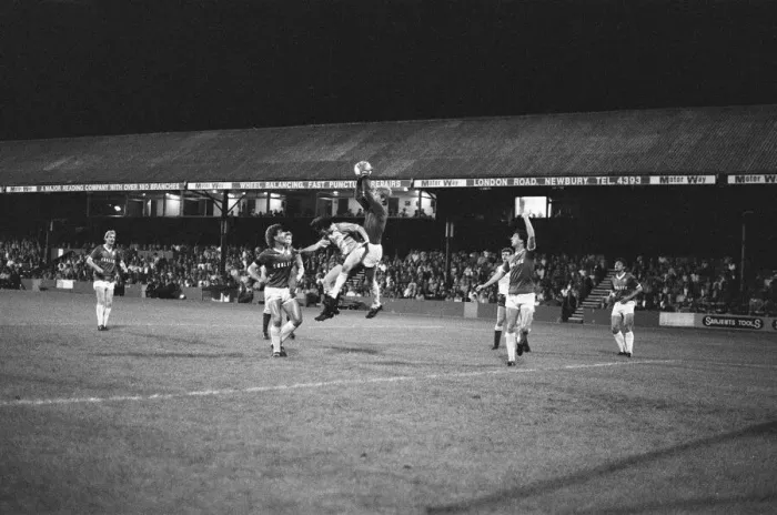 Framed Print : Reading 4-2 Chesterfield, Division Three match at Elm Park, Wednesday 2nd October 1985 Framed Print : Reading 4-2 Chesterfield, Division Three match at Elm Park, Wednesday 2nd October 1985