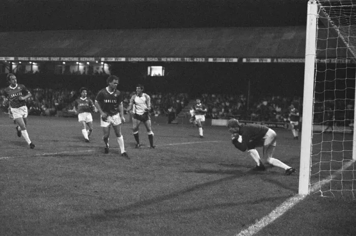 Framed Print : Reading 4-2 Chesterfield, Division Three match at Elm Park, Wednesday 2nd October 1985 Framed Print : Reading 4-2 Chesterfield, Division Three match at Elm Park, Wednesday 2nd October 1985