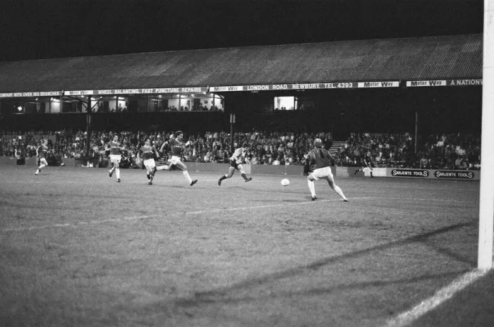 Framed Print : Reading 4-2 Chesterfield, Division Three match at Elm Park, Wednesday 2nd October 1985 Framed Print : Reading 4-2 Chesterfield, Division Three match at Elm Park, Wednesday 2nd October 1985