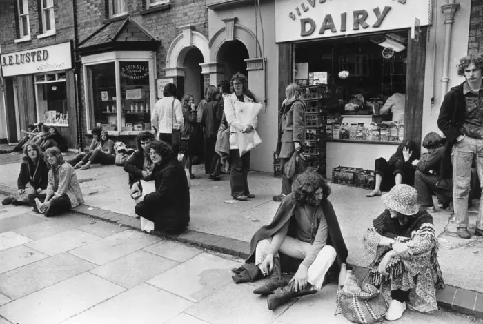 Framed Print : Reading pop festival goers seen here stopping off at the Silverbourne Dairy
