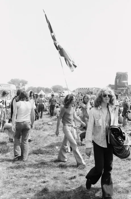 Framed Print : Reading Pop Festival. Young festival goers carrying the Union Jack flag as they