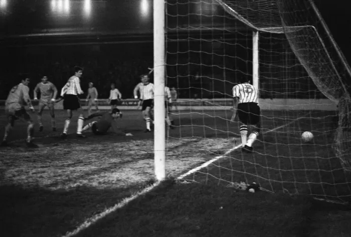 Framed Print : Reading v Grimsby Town. Final Score 6-0 to Reading. Pictured