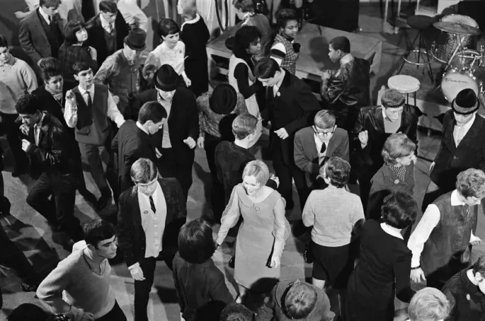 Framed Print : Ready Steady Go - Teenage TV pop music and dancing show aired on ATV TV from 1963-1966 Framed Print : Ready Steady Go - Teenage TV pop music and dancing show aired on ATV TV from 1963-1966