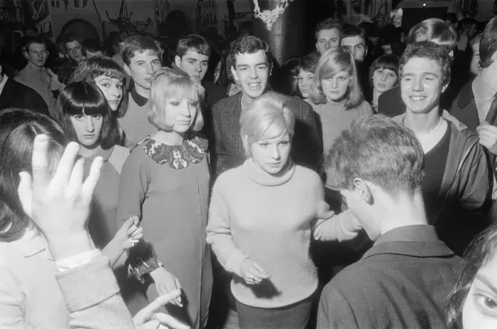 Framed Print : Ready Steady Go - Teenage TV pop music and dancing show aired on ATV TV from 1963-1966 Framed Print : Ready Steady Go - Teenage TV pop music and dancing show aired on ATV TV from 1963-1966