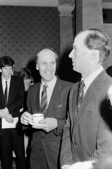 Framed Print : The real Norman Tebbit stands with a wax work of himself at a preview of his wax portrait Framed Print : The real Norman Tebbit stands with a wax work of himself at a preview of his wax portrait