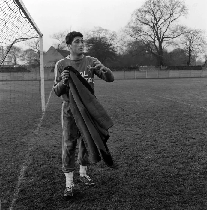 Framed Print : Real Zaragoza goalkeeper Andres Rodri in training before his sides European Cup winners Framed Print : Real Zaragoza goalkeeper Andres Rodri in training before his sides European Cup winners