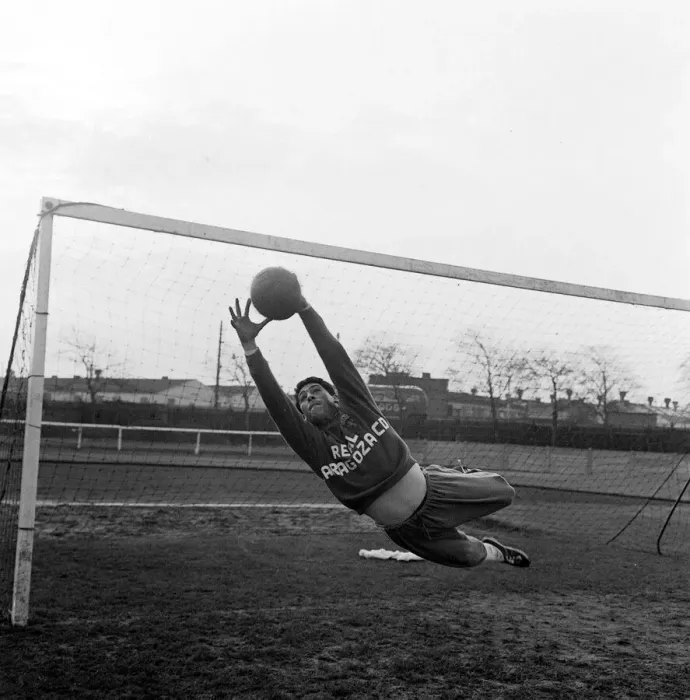 Framed Print : Real Zaragoza goalkeeper Andres Rodri in training before his sides European Cup winners Framed Print : Real Zaragoza goalkeeper Andres Rodri in training before his sides European Cup winners