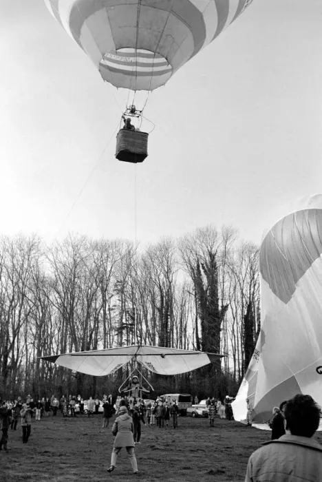 Framed Print : Record attempt. Hanger Kite and Balloon. Attempt to beat World Record Framed Print : Record attempt. Hanger Kite and Balloon. Attempt to beat World Record