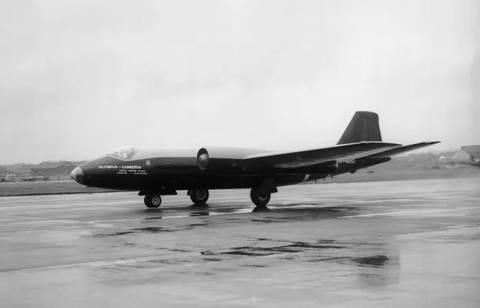 Framed Print : Record breaking English Electric Canberra B2 at the SBAC Farnborough Air Show 1954 Framed Print : Record breaking English Electric Canberra B2 at the SBAC Farnborough Air Show 1954