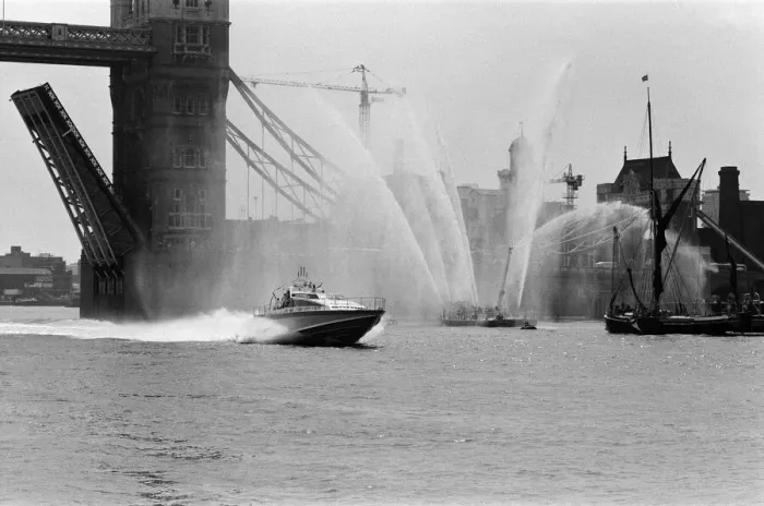 Framed Print : Record-breaking ocean racer Richard Branson powers his Framed Print : Record-breaking ocean racer Richard Branson powers his