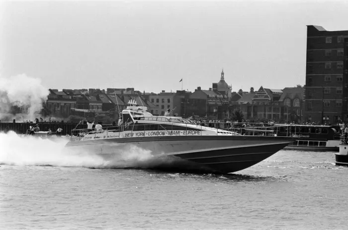 Framed Print : Record-breaking ocean racer Richard Branson powers his Framed Print : Record-breaking ocean racer Richard Branson powers his