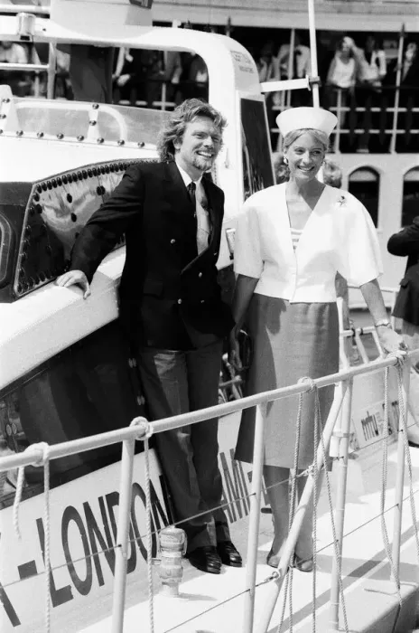 Framed Print : Record-breaking ocean racer Richard Branson powers his Framed Print : Record-breaking ocean racer Richard Branson powers his