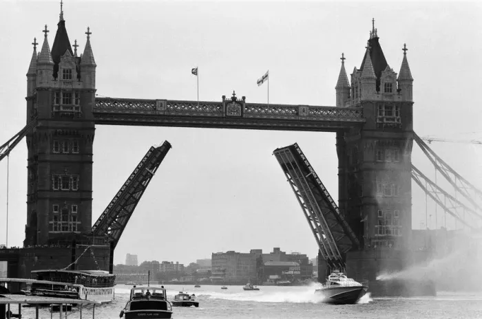 Framed Print : Record-breaking ocean racer Richard Branson powers his