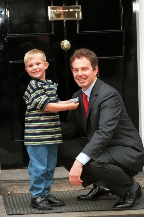 Framed Print : Recovered cancer patient Alexander Taylor (4 ) from Staffordshire presents Prime Minister