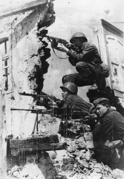 Framed Print : Red Army Russian infantry on the outskirts of Kharkov firing on the Nazi Army of Germany Framed Print : Red Army Russian infantry on the outskirts of Kharkov firing on the Nazi Army of Germany